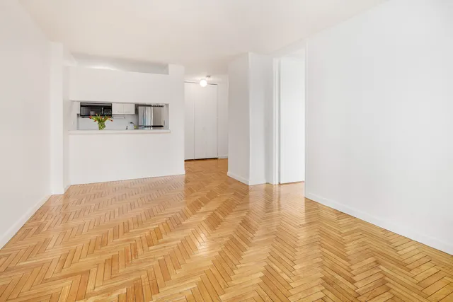 $825,000 | 401 East 84th Street, Unit 5D | Upper East Side