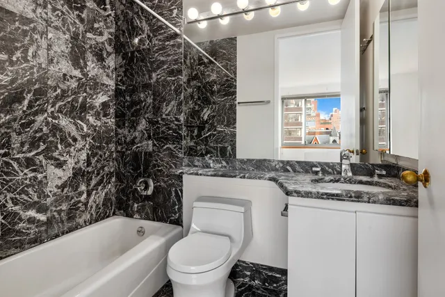 $825,000 | 401 East 84th Street, Unit 5D | Upper East Side