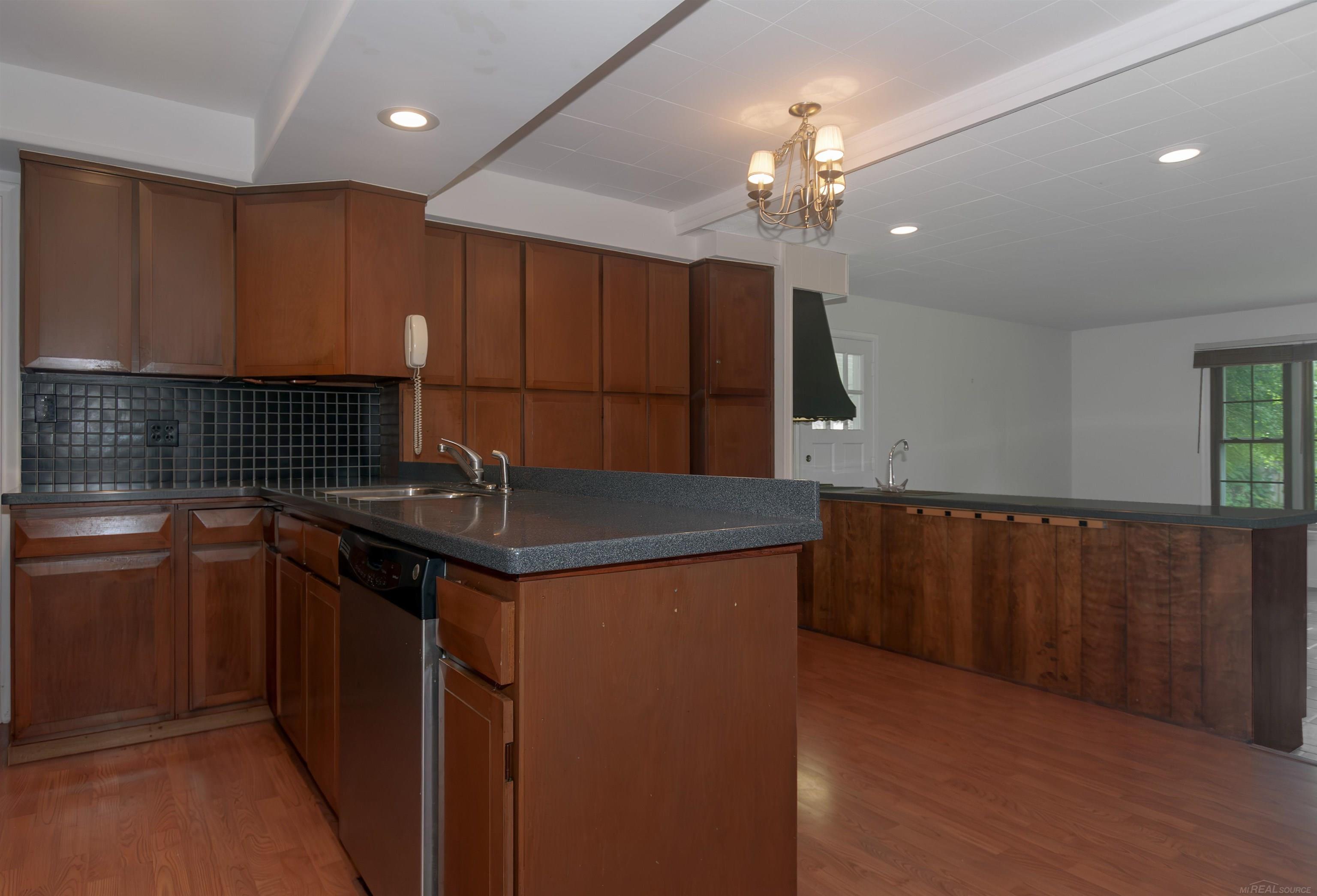 55 Roslyn Road Grosse Pointe, MI 48236 - Photo 12 of 50 50149466-af5e8c98-9cb8-4e2d-8e01-ff203595712c.JPG