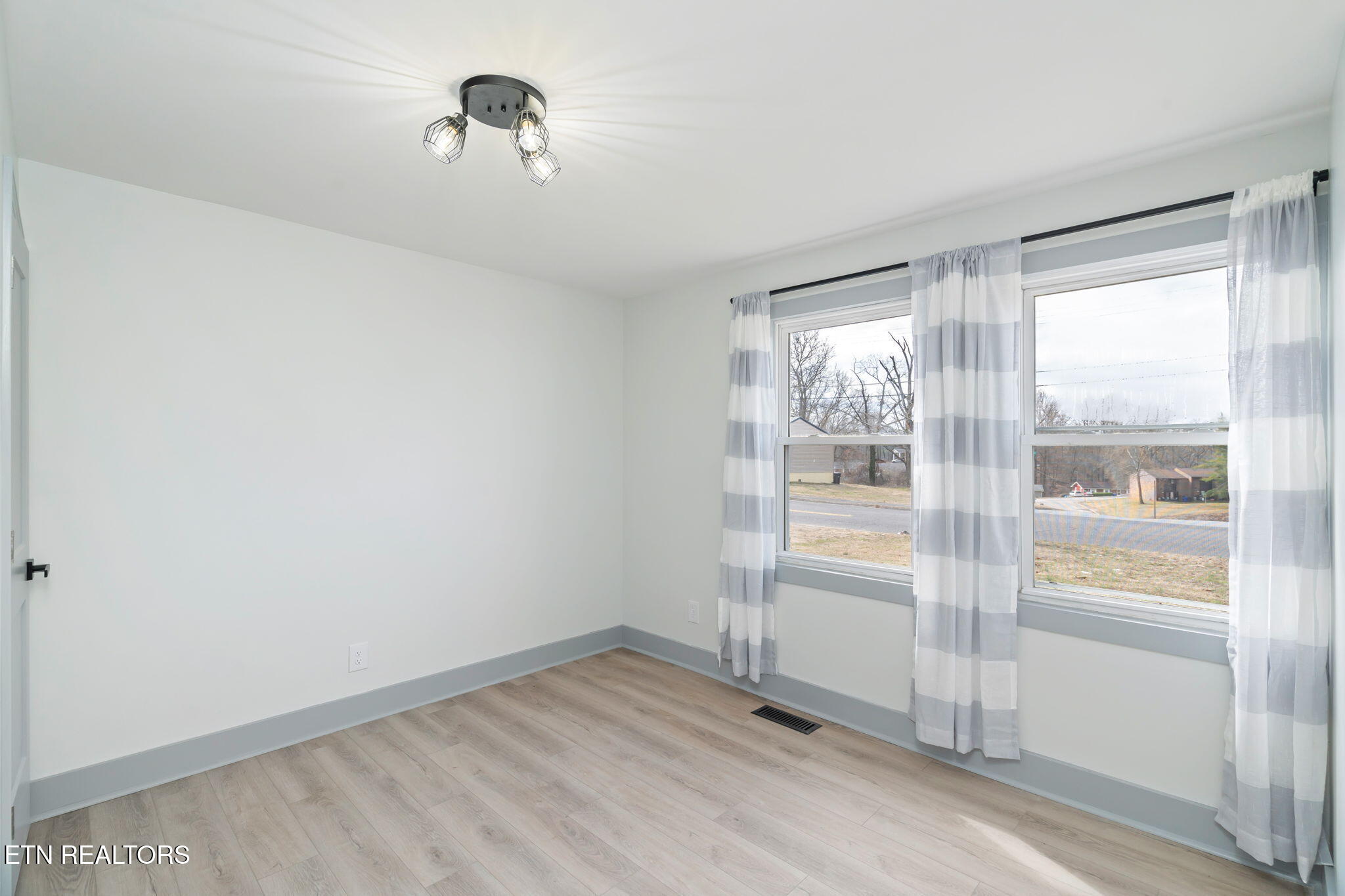 328 Jefferson Avenue Oak Ridge, TN 37830 - Photo 11 of 49 13-web-or-mls-332 Jefferson Ave-14