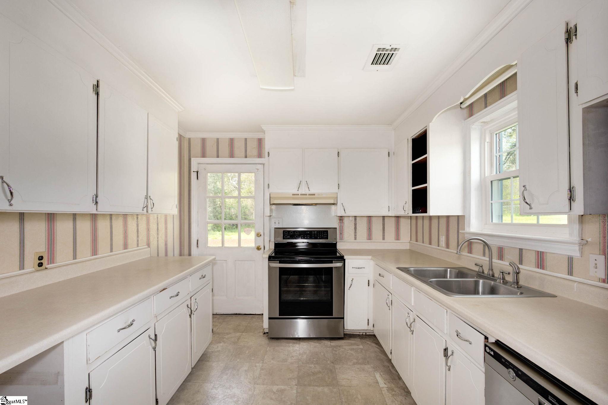 412 Hammett Bridge Road Greer, SC 29650 - Photo 8 of 26 Gallery Image 8