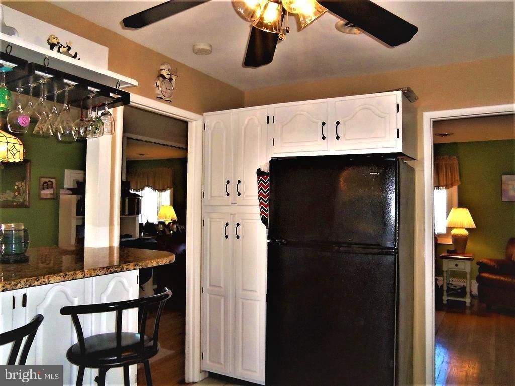 5730 Oakland Road Baltimore, MD 21227 - Photo 10 of 29 Kitchen