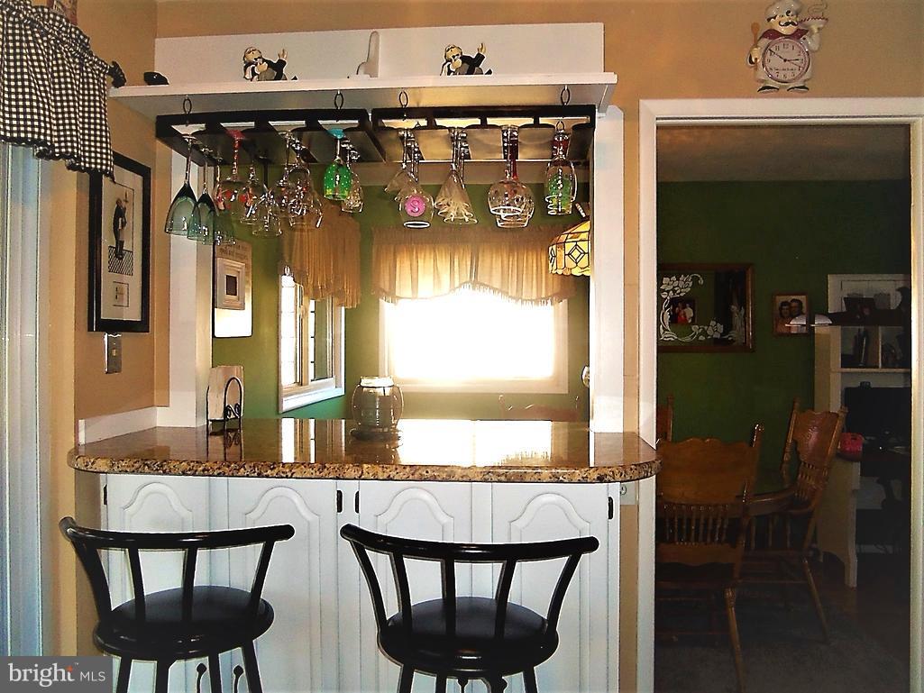 5730 Oakland Road Baltimore, MD 21227 - Photo 7 of 29 Breakfast bar