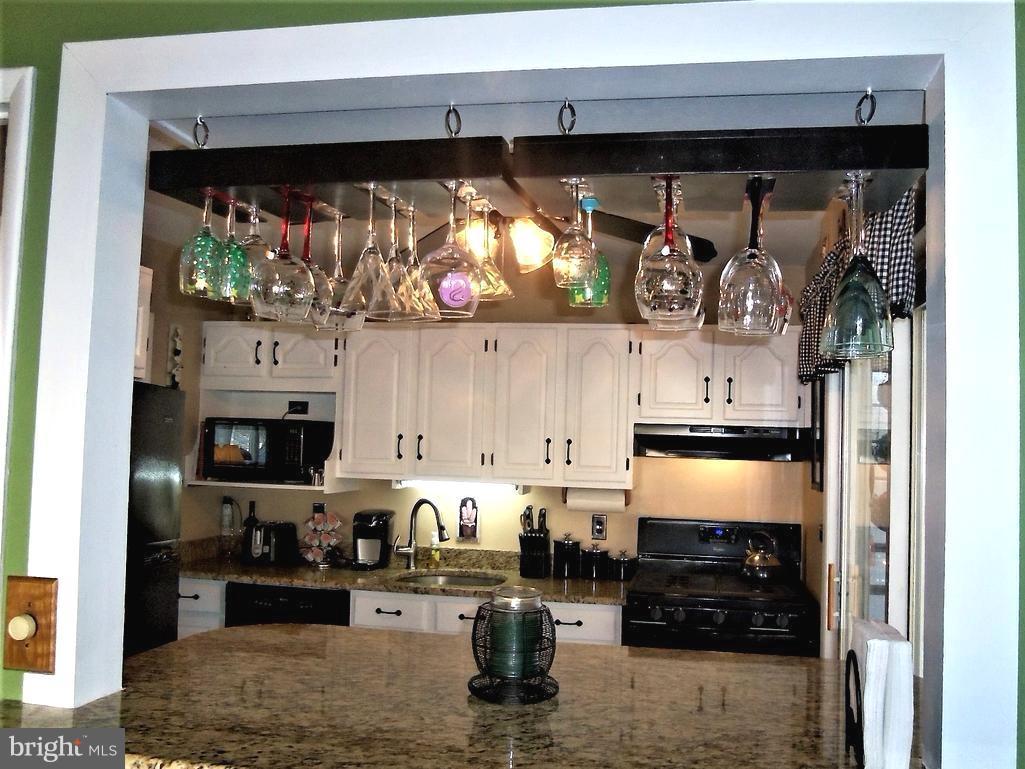 5730 Oakland Road Baltimore, MD 21227 - Photo 8 of 29 Picture window!