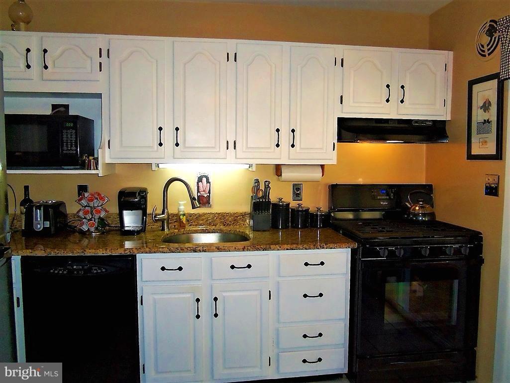 5730 Oakland Road Baltimore, MD 21227 - Photo 9 of 29 Granite counters!