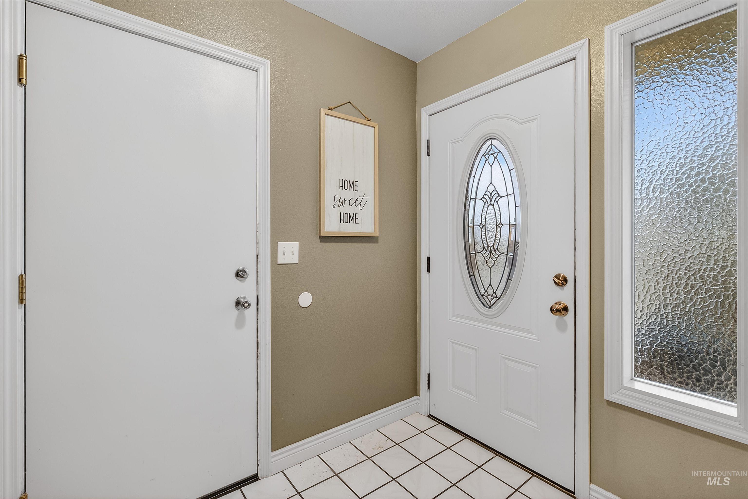 2814 22nd Street Clarkston, WA 99403 - Photo 19 of 33 Foyer featuring baseboards and light tile patterned flooring