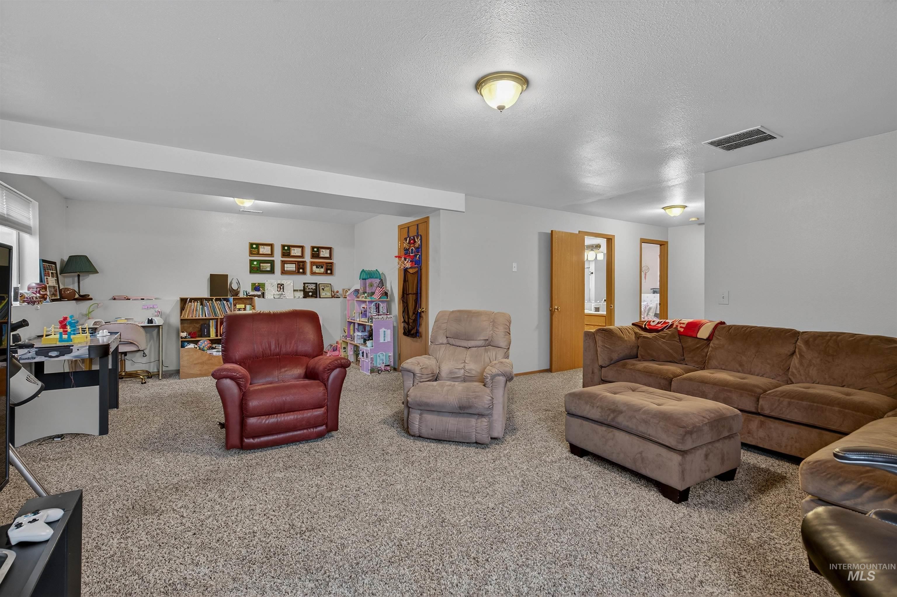 2814 22nd Street Clarkston, WA 99403 - Photo 21 of 33 Carpeted living area with a textured ceiling