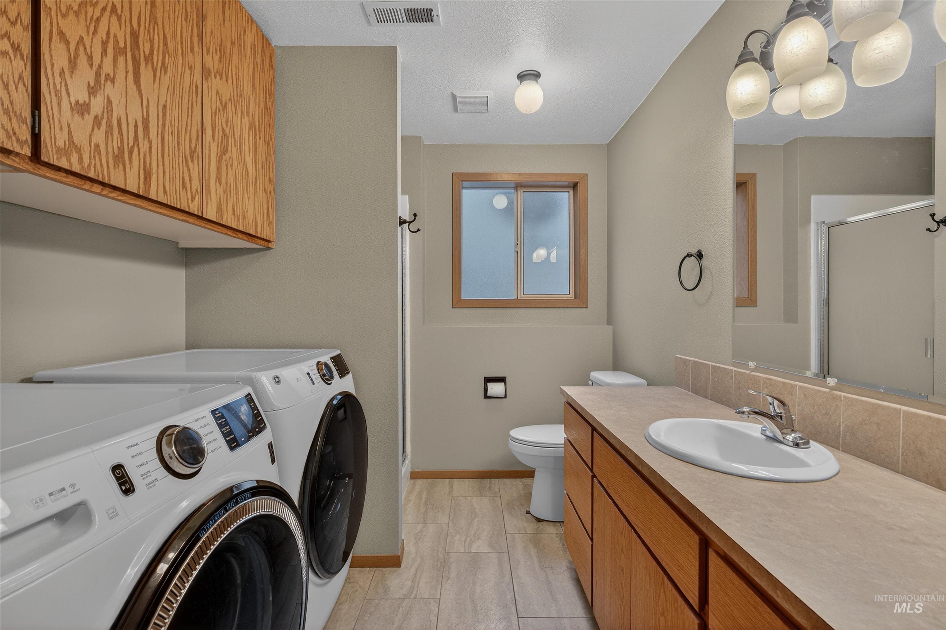 2814 22nd Street Clarkston, WA 99403 - Photo 24 of 33 Full bath with vanity, washing machine and dryer, and a shower stall