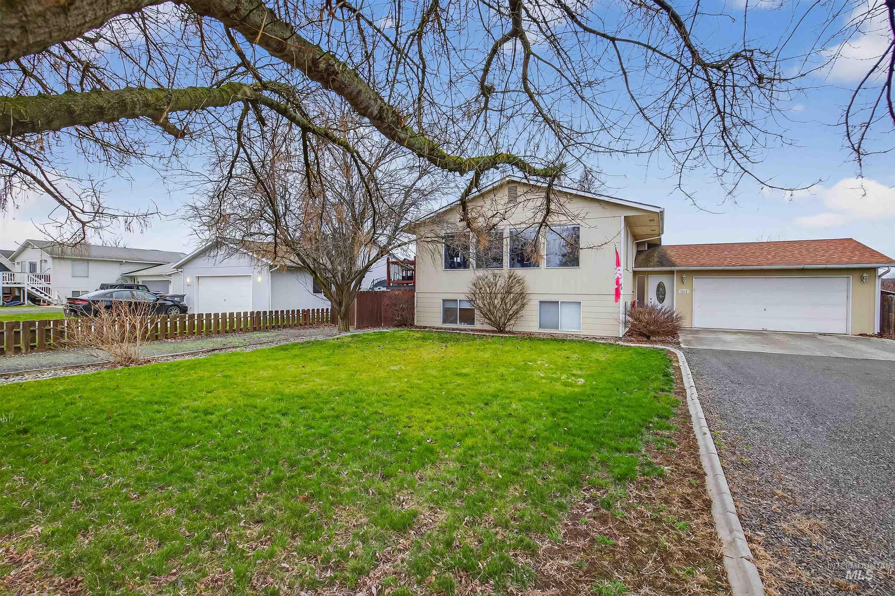 2814 22nd Street Clarkston, WA 99403 - Photo 33 of 33 Tri-level home with driveway and a garage