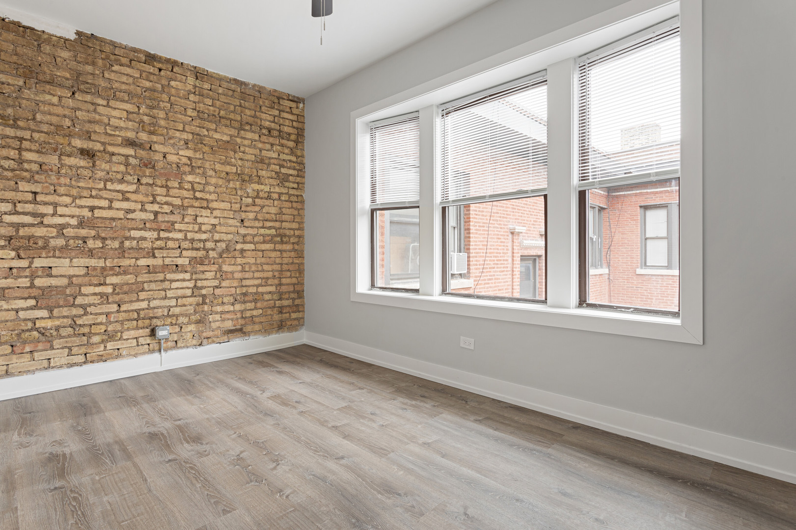 7425 North Clark Street, Unit 3 Chicago, IL 60626 - Photo 6 of 15 a view of an empty room with a window