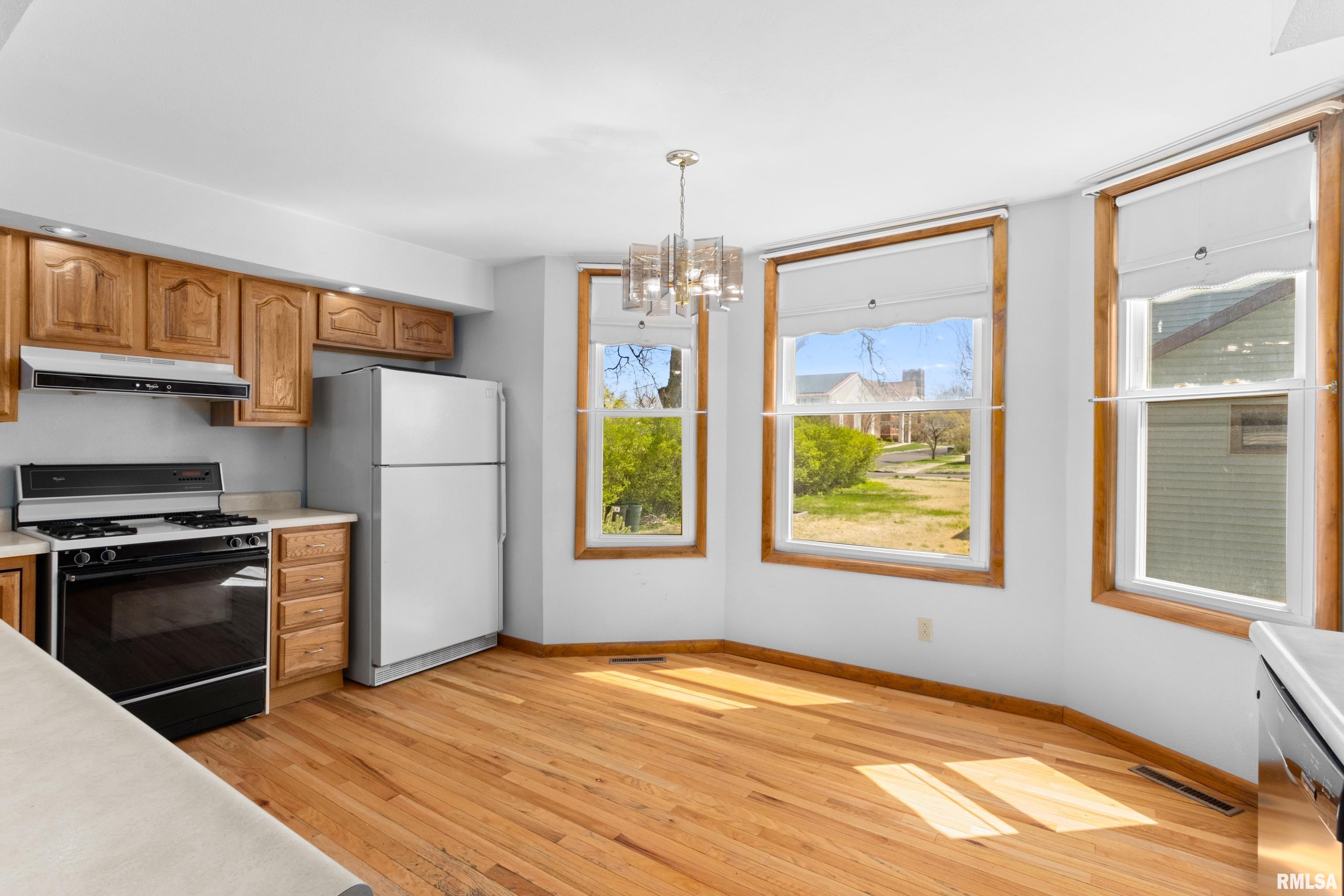 320 State Street Pekin, IL 61554 - Photo 10 of 32