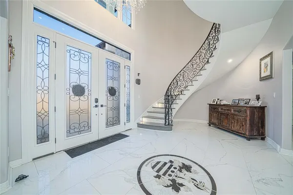 a view of entryway with livingroom