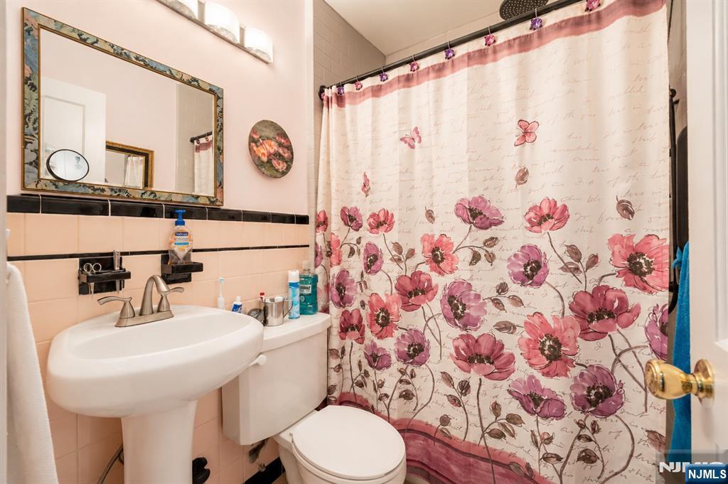 804 Saddle River Road Saddle Brook, NJ 07663 - Photo 19 of 37