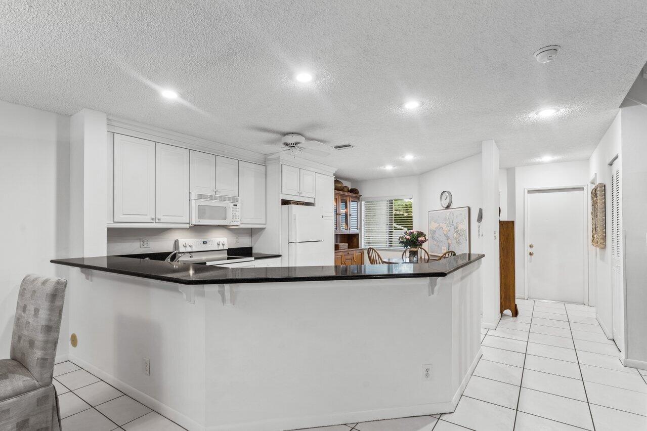 6215 Old Court Road, Unit 502 Boca Raton, FL 33433 - Photo 10 of 44 Kitchen