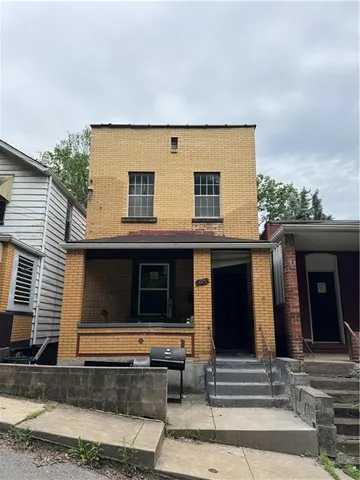 a house view with a outdoor space