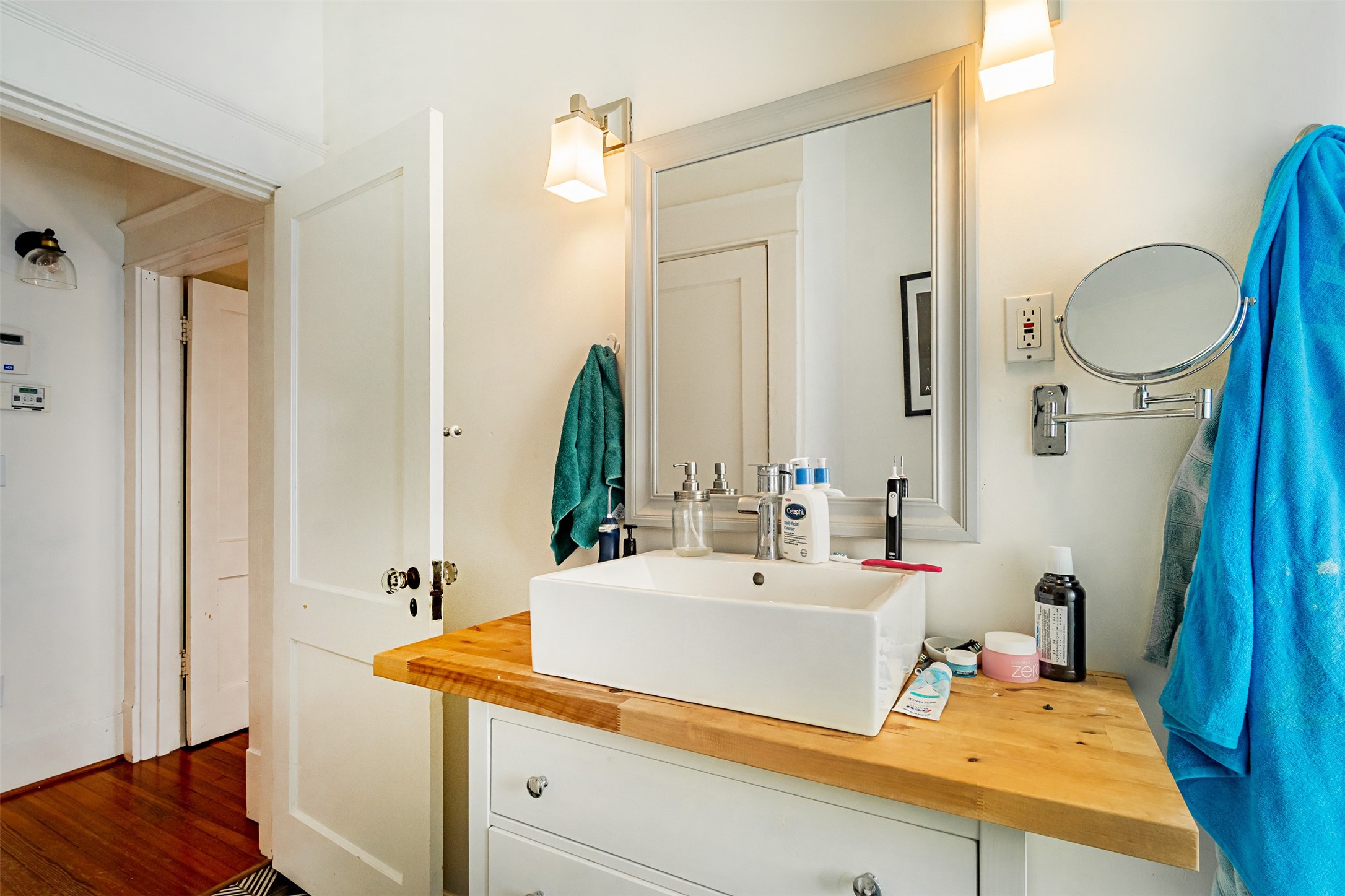528 Hawthorne Street Houston, TX 77006 - Photo 23 of 34 a bathroom with a sink and a mirror