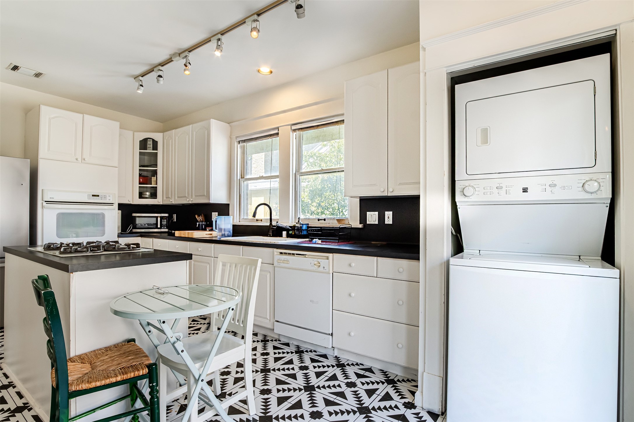 528 Hawthorne Street Houston, TX 77006 - Photo 27 of 34 a kitchen with a sink appliances and cabinets