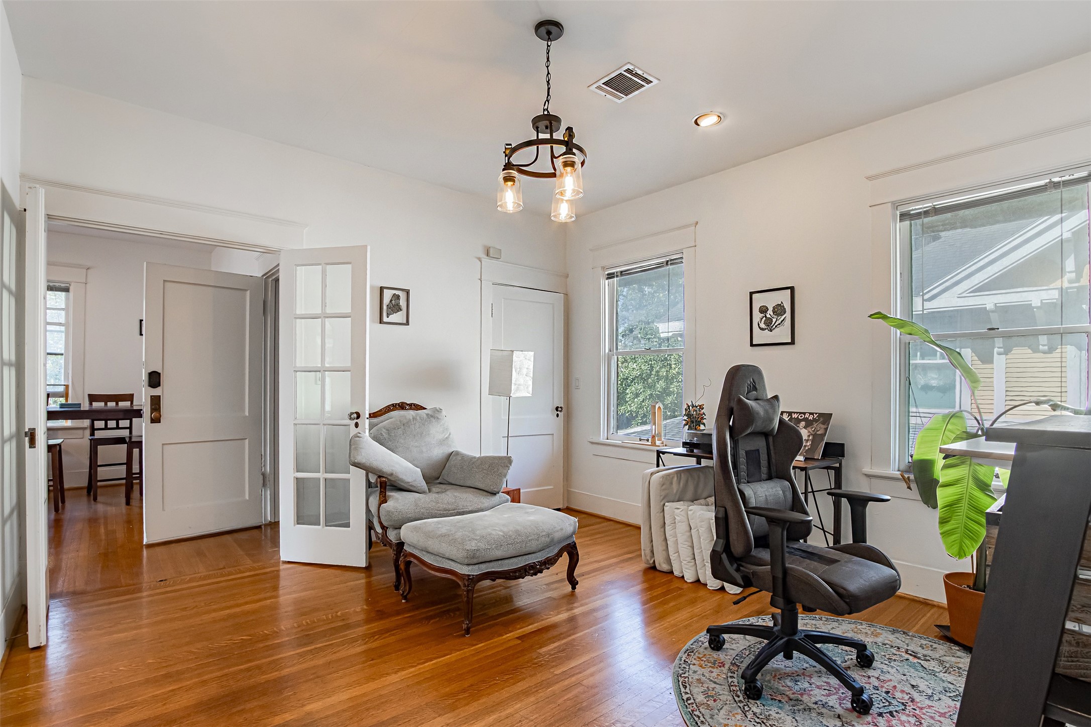 528 Hawthorne Street Houston, TX 77006 - Photo 29 of 34 a view of a livingroom with furniture and a gym