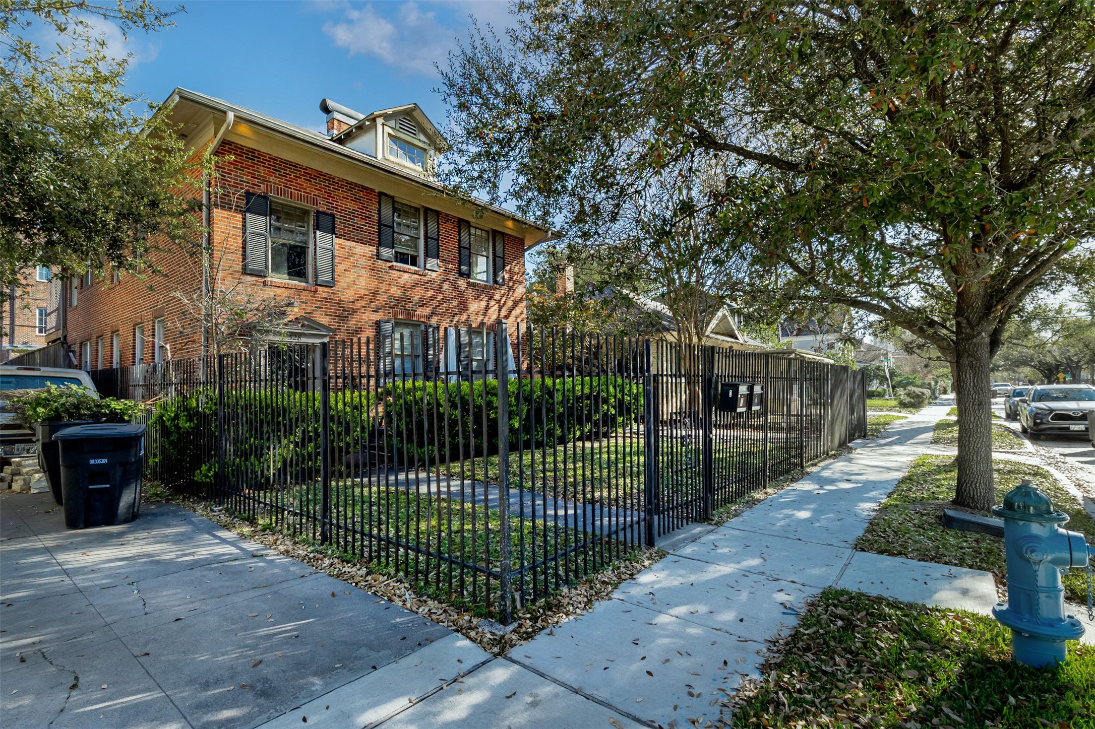 528 Hawthorne Street Houston, TX 77006 - Photo 34 of 34 a view of a house with a small yard and plants