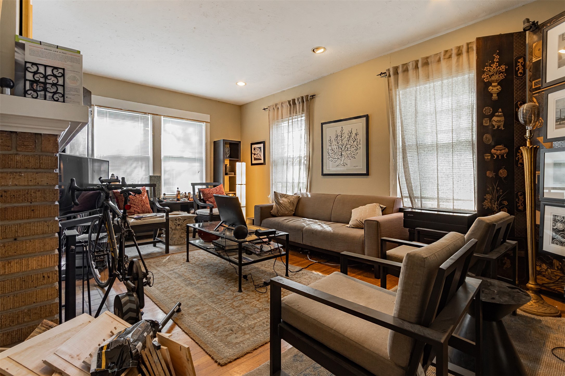 528 Hawthorne Street Houston, TX 77006 - Photo 4 of 34 a living room with furniture and a window