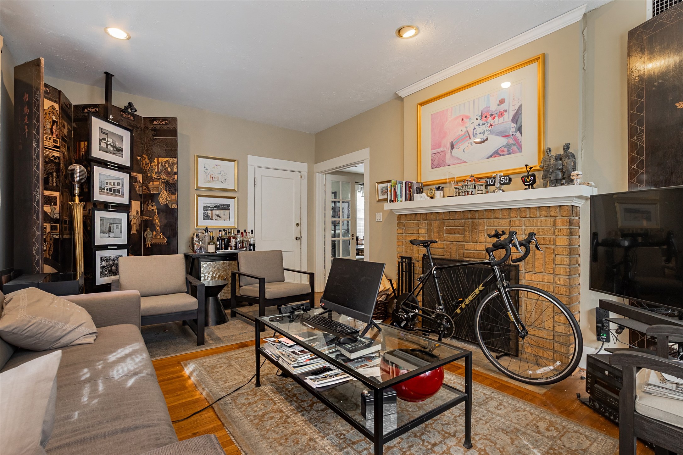 528 Hawthorne Street Houston, TX 77006 - Photo 5 of 34 a living room with furniture a air conditioner and a window