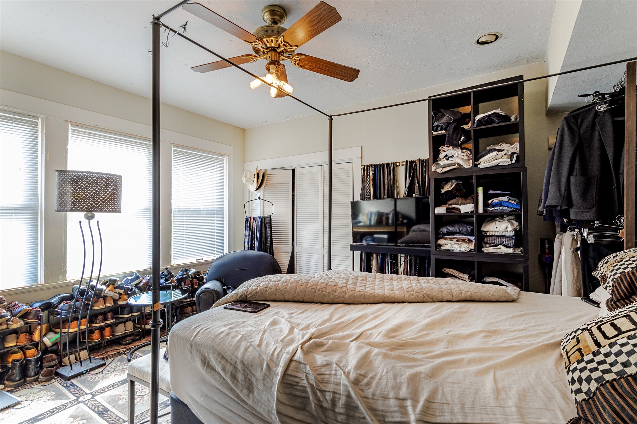 528 Hawthorne Street Houston, TX 77006 - Photo 6 of 34 a bedroom with a bed a window and a chandelier