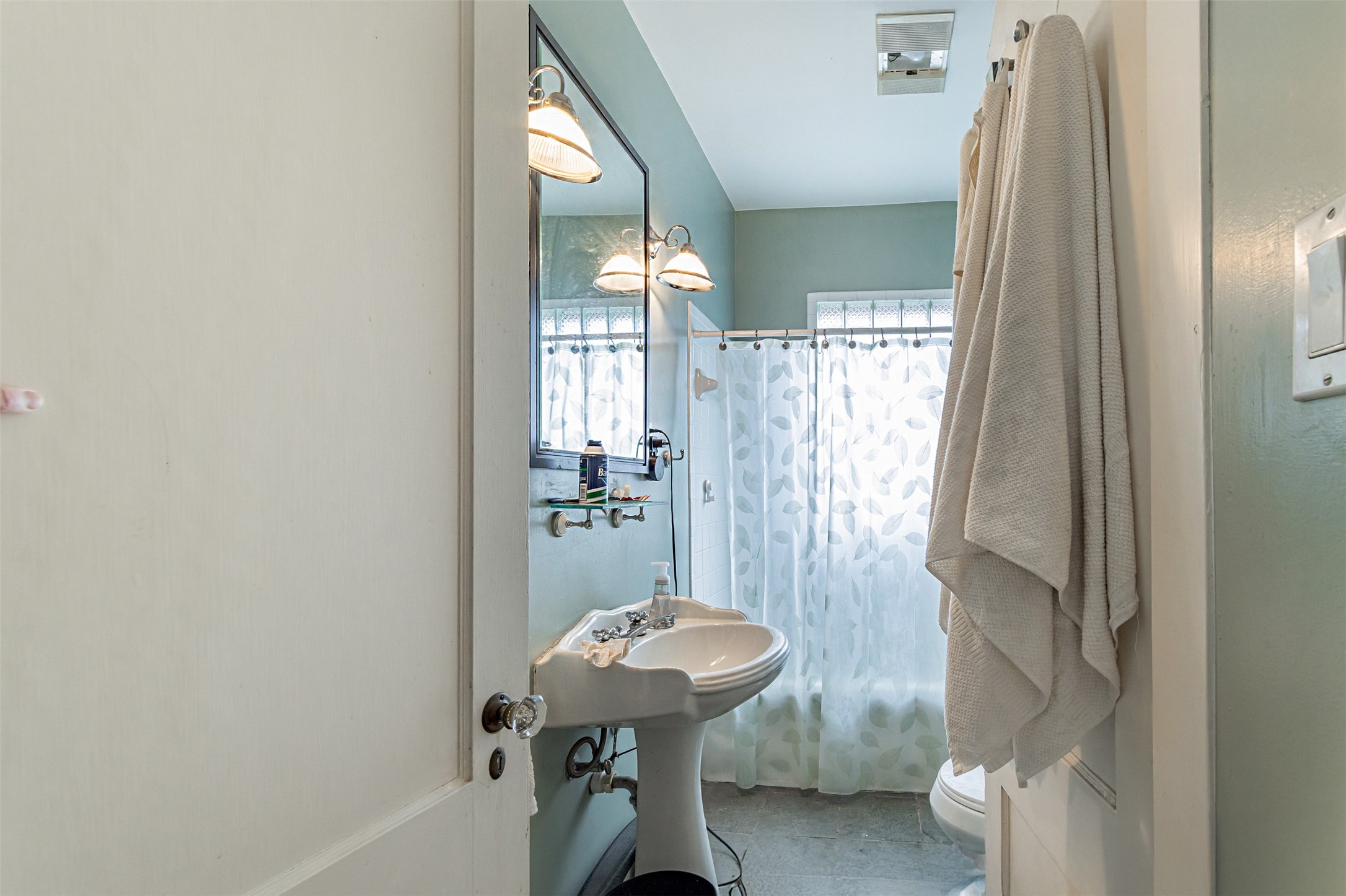 528 Hawthorne Street Houston, TX 77006 - Photo 9 of 34 a bathroom with a sink toilet and shower