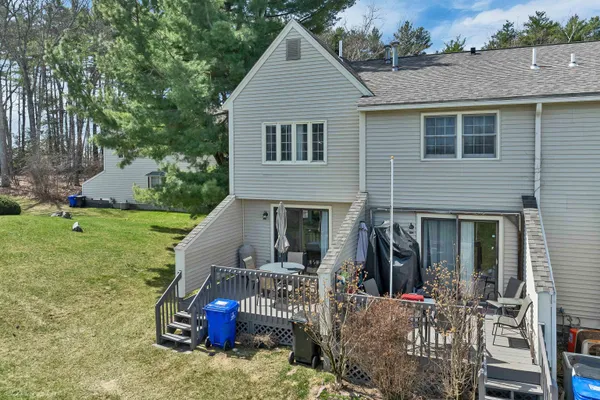 $399,900 | 631 Fox Hollow Drive, Hudson, NH 03051