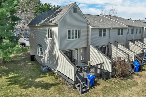 $399,900 | 631 Fox Hollow Drive, Hudson, NH 03051