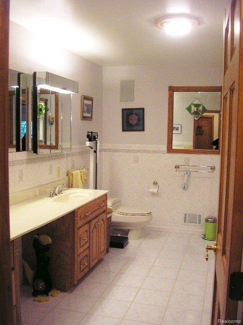 10571 Yale Road Yale, MI 48097 - Photo 13 of 14 Main bath