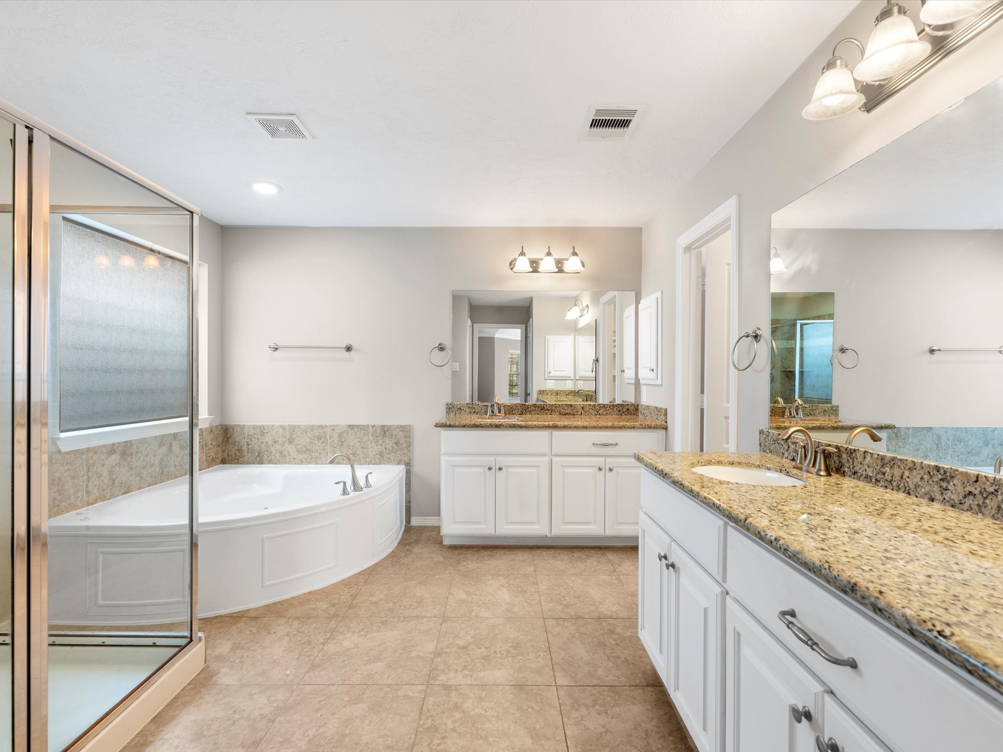 1506 Nashua Street Houston, TX 77008 - Photo 13 of 26 The primary bathroom.