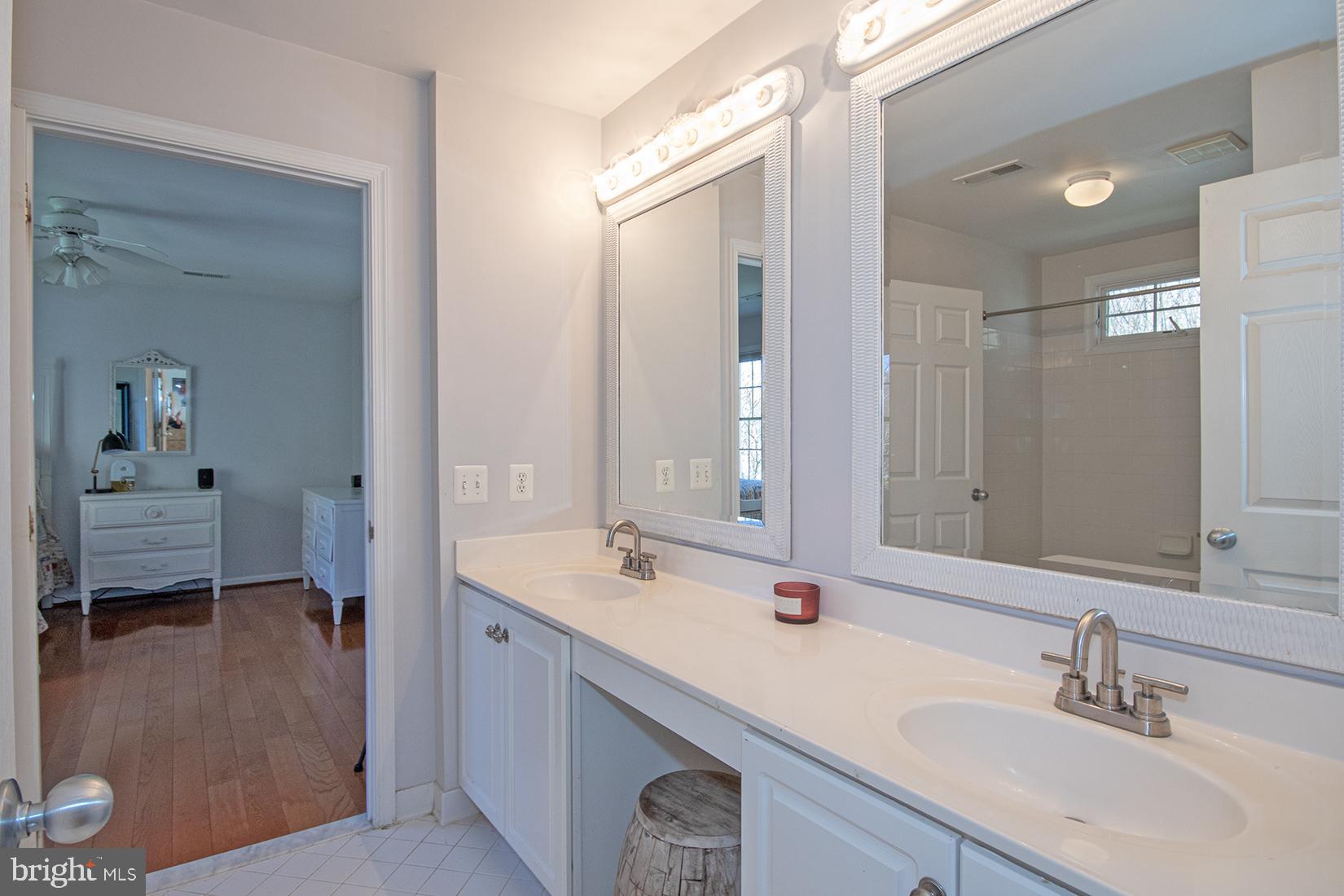 1319 Aldbury Way Reston, VA 20194 - Photo 51 of 78 more of the shared bath between bedroom 3 and 4