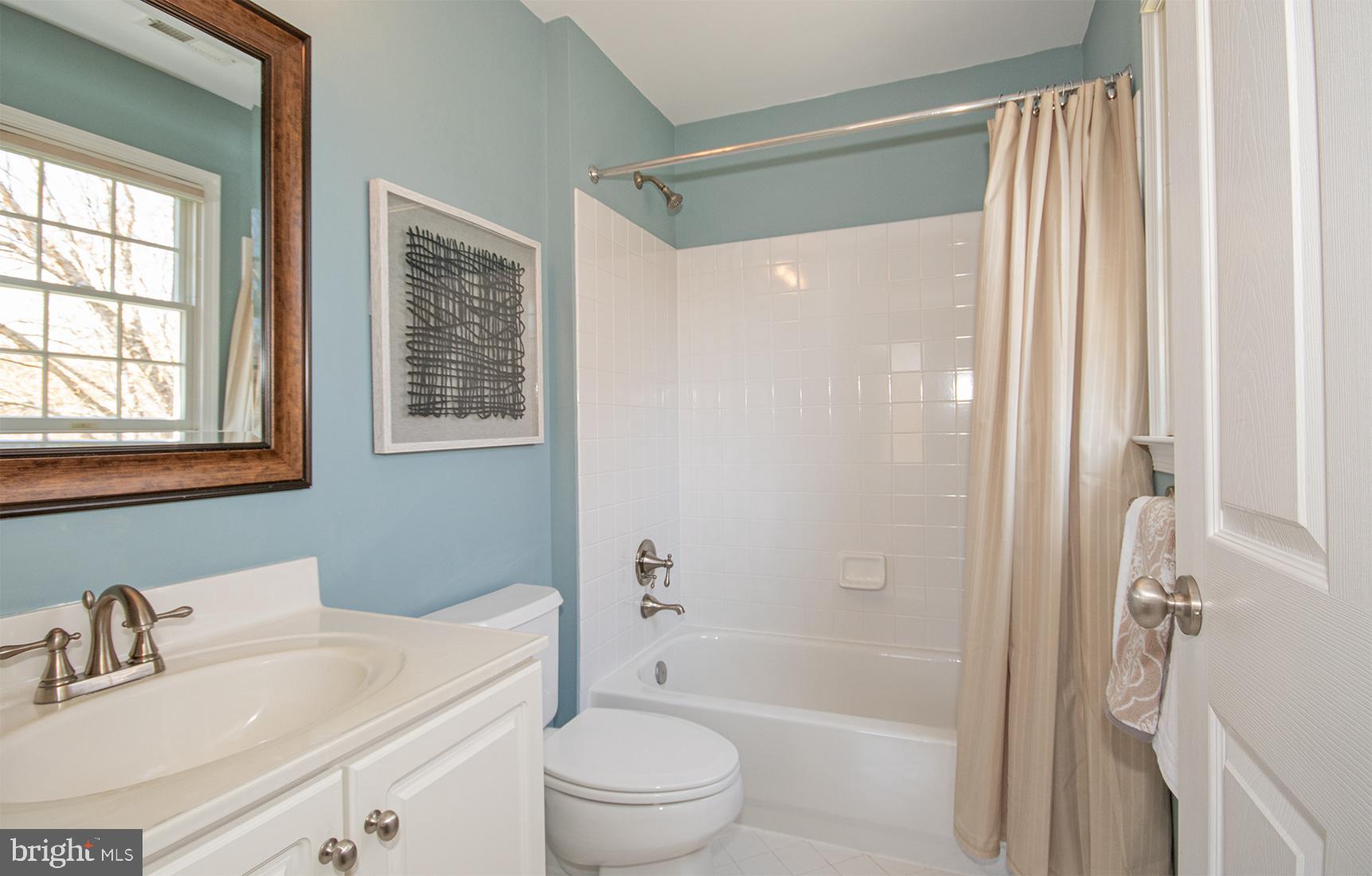 1319 Aldbury Way Reston, VA 20194 - Photo 60 of 78 upper level guest room with ensuite bath