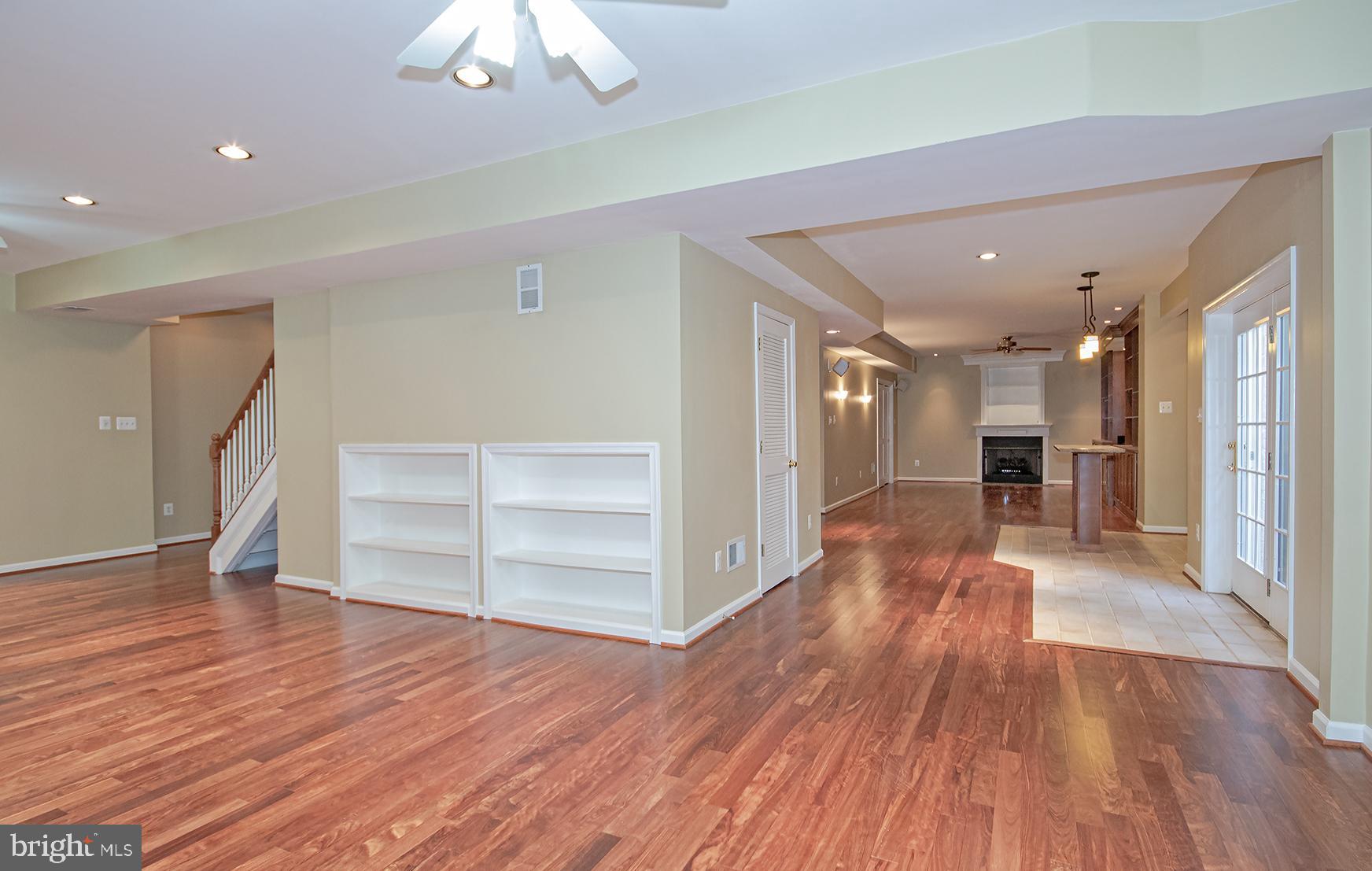 1319 Aldbury Way Reston, VA 20194 - Photo 64 of 78 flow between the 2 lower level areas