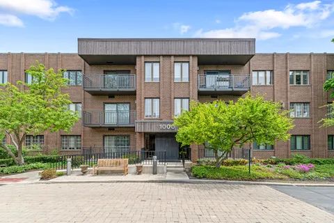 $349,000 | 1000 Deerfield Road, Unit 101, Highland Park, IL 60035