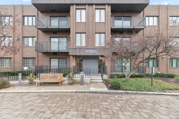 $349,000 | 1000 Deerfield Road, Unit 101, Highland Park, IL 60035
