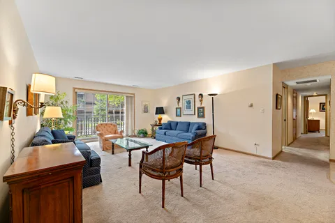 $349,000 | 1000 Deerfield Road, Unit 101, Highland Park, IL 60035