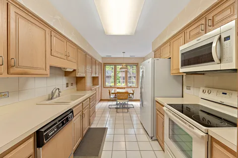 $349,000 | 1000 Deerfield Road, Unit 101, Highland Park, IL 60035
