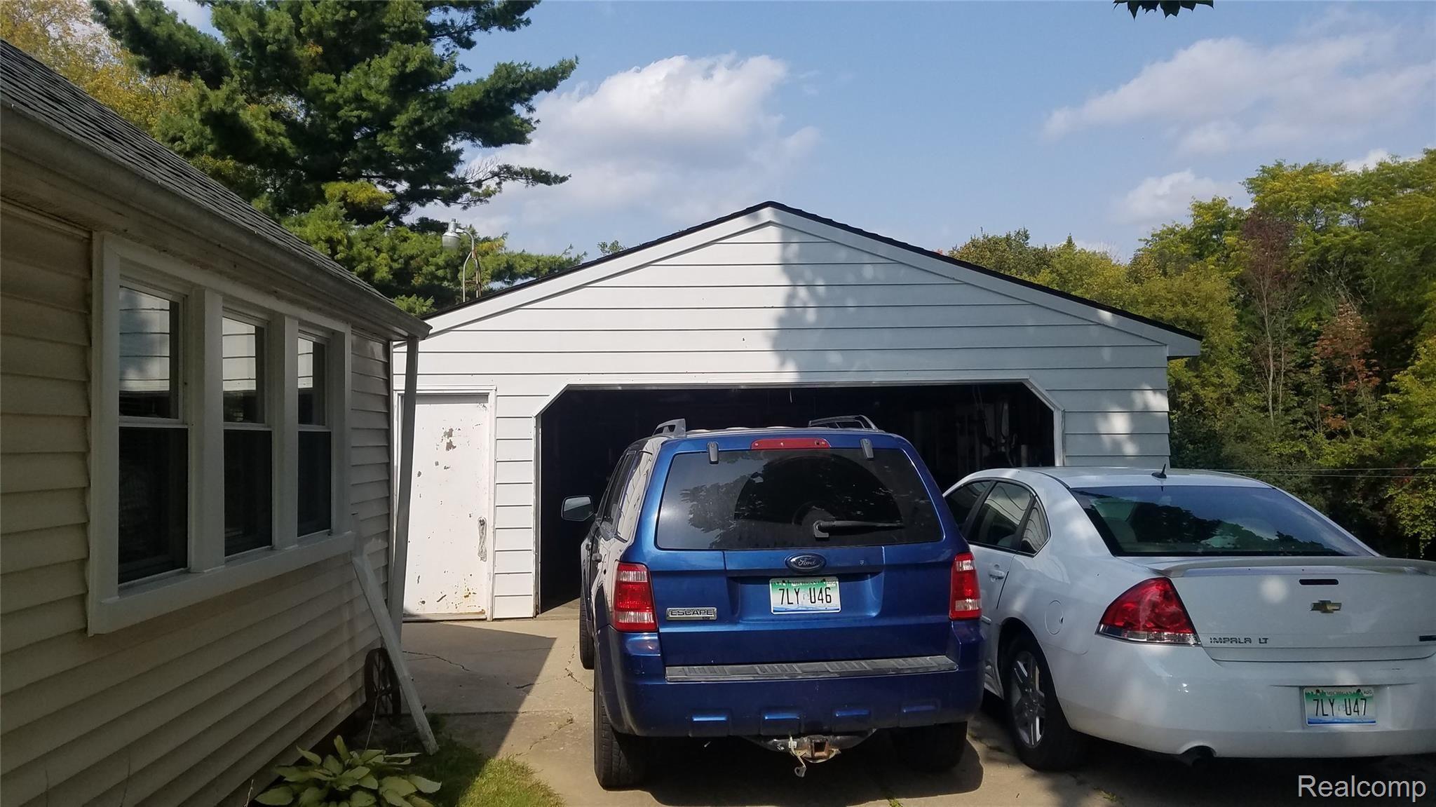 detached 2 car garage