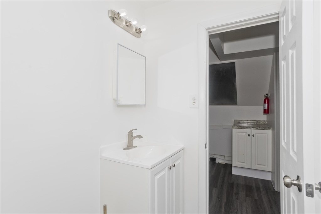 26 Huntington Street Springfield, MA 01107 - Photo 15 of 27