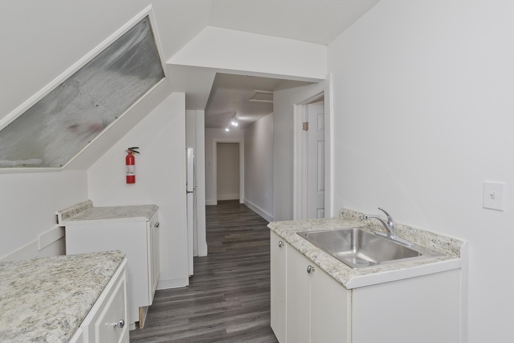 26 Huntington Street Springfield, MA 01107 - Photo 7 of 27