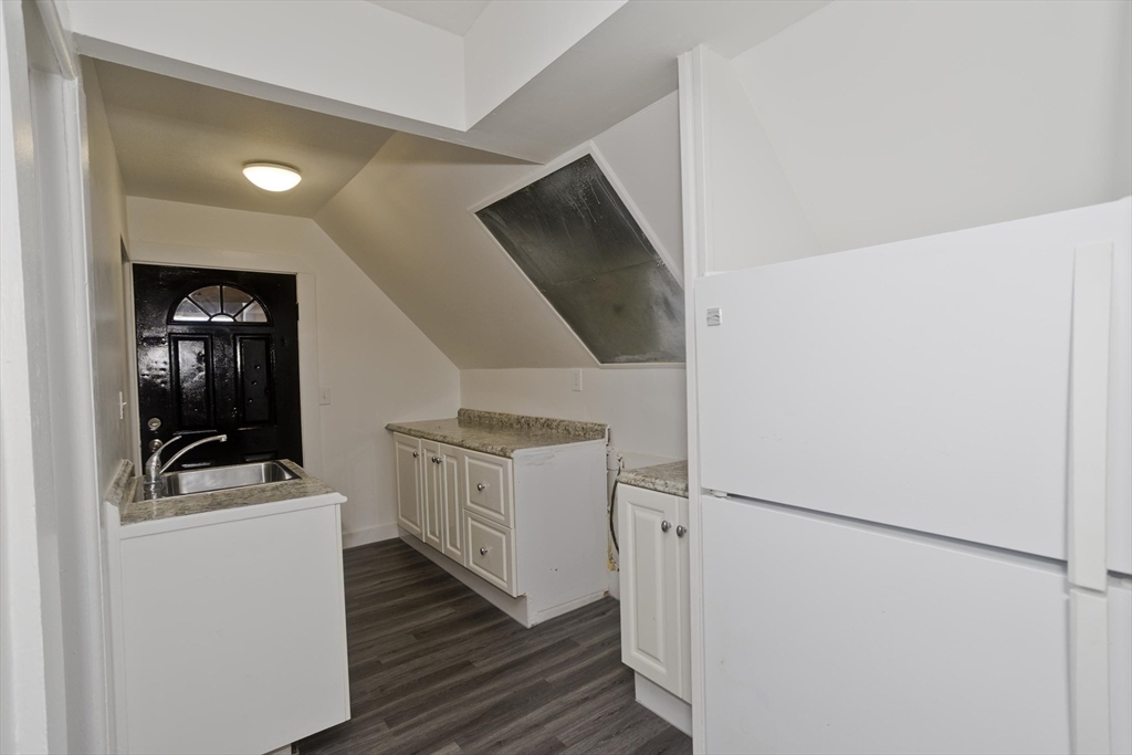 26 Huntington Street Springfield, MA 01107 - Photo 8 of 27