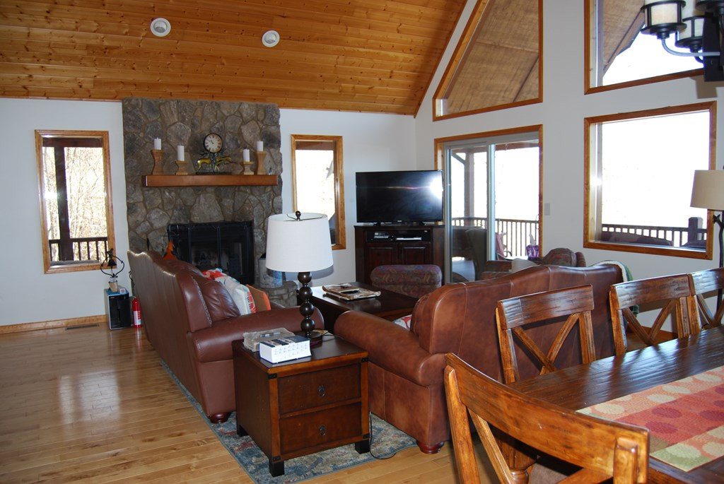 1013 Buck Ridge Drive Murphy, NC 28906 - Photo 16 of 42 Main Living room