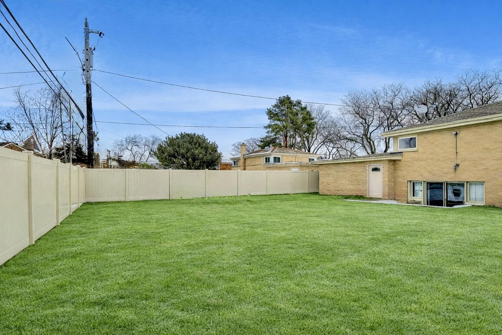 9416 Oliphant Avenue Morton Grove, IL 60053 - Photo 24 of 27 a view of a backyard