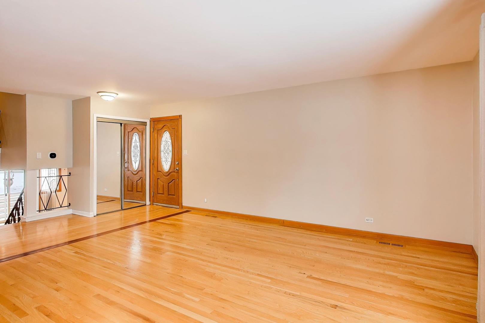 9416 Oliphant Avenue Morton Grove, IL 60053 - Photo 6 of 27 a view of an empty room