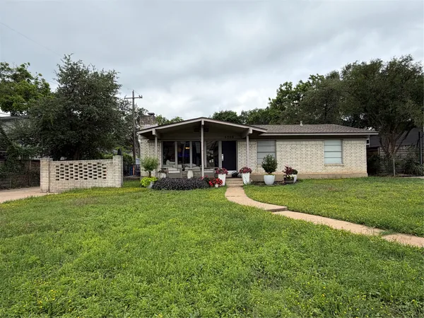a view of a house with backyard and porch