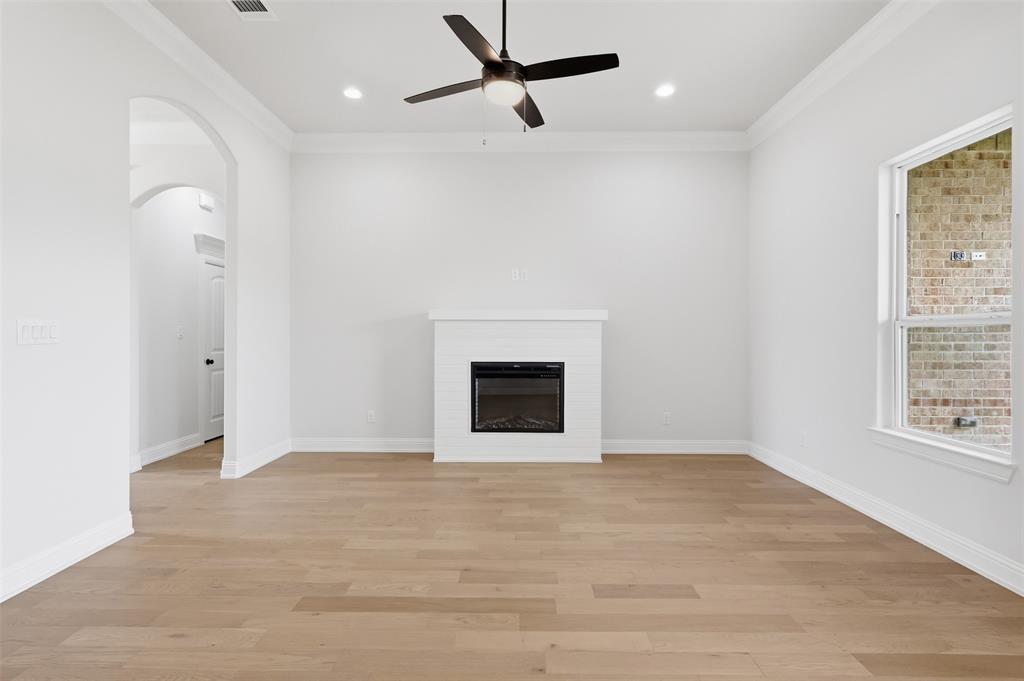728 Raylan Springtown, TX 76082 - Photo 14 of 40