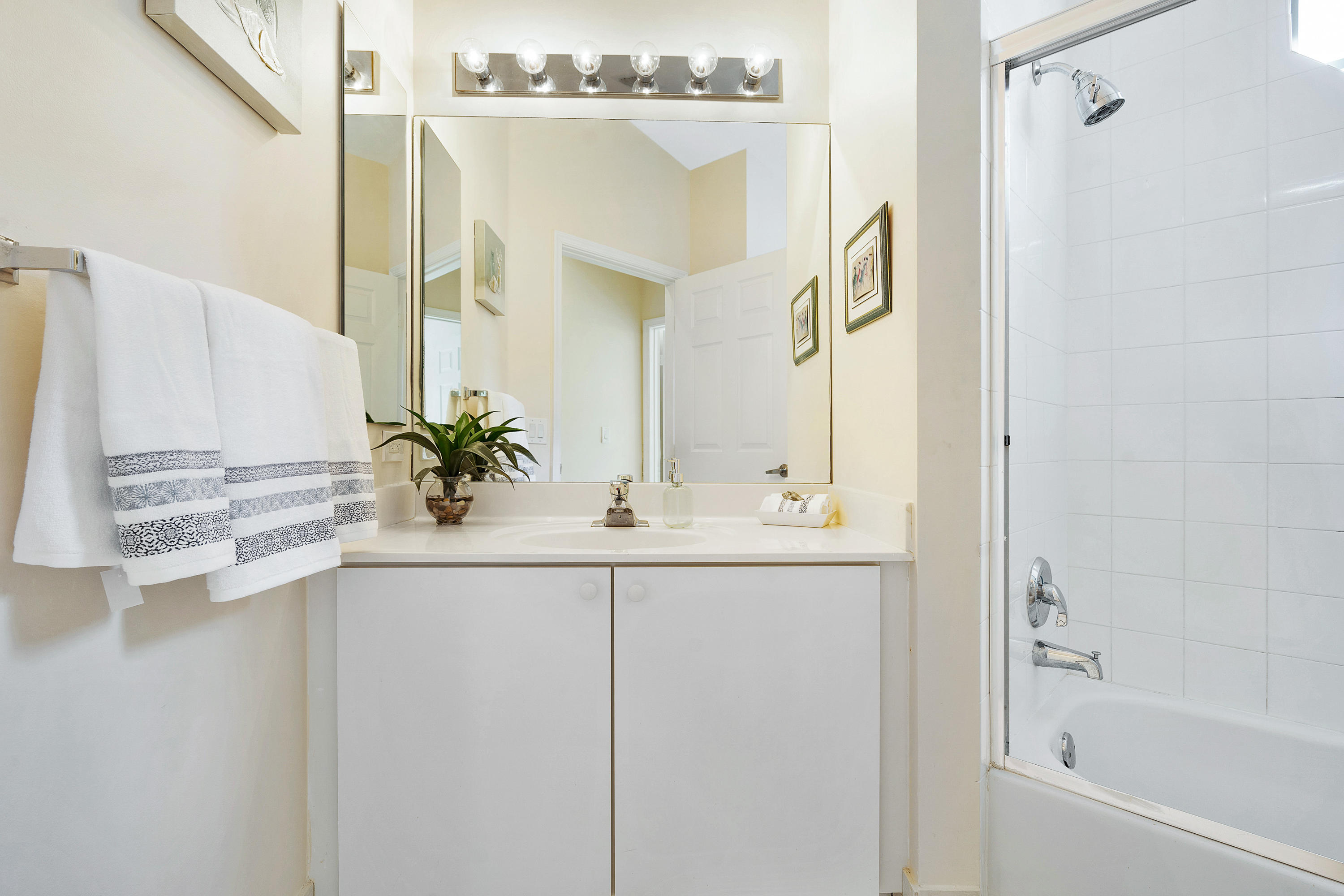 8601 Vía Serena Boca Raton, FL 33433 - Photo 31 of 56 Bathroom