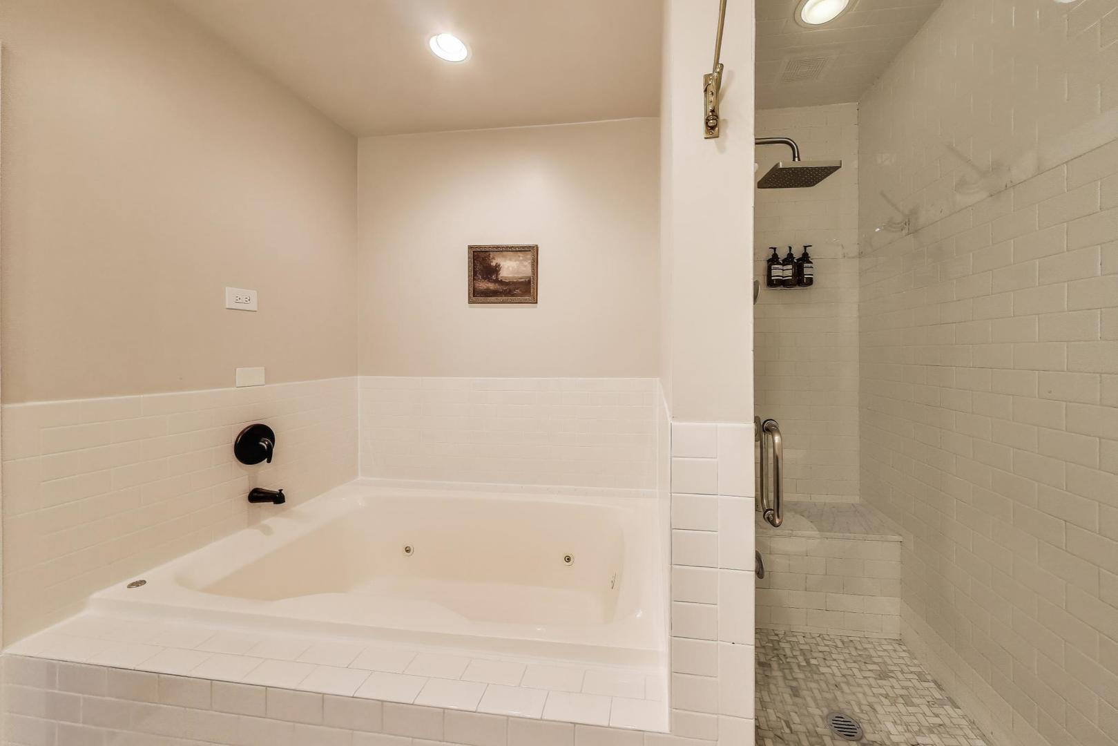 1533 North Cleveland Avenue, Unit 1S Chicago, IL 60610 - Photo 17 of 36 a bathroom with a bathtub