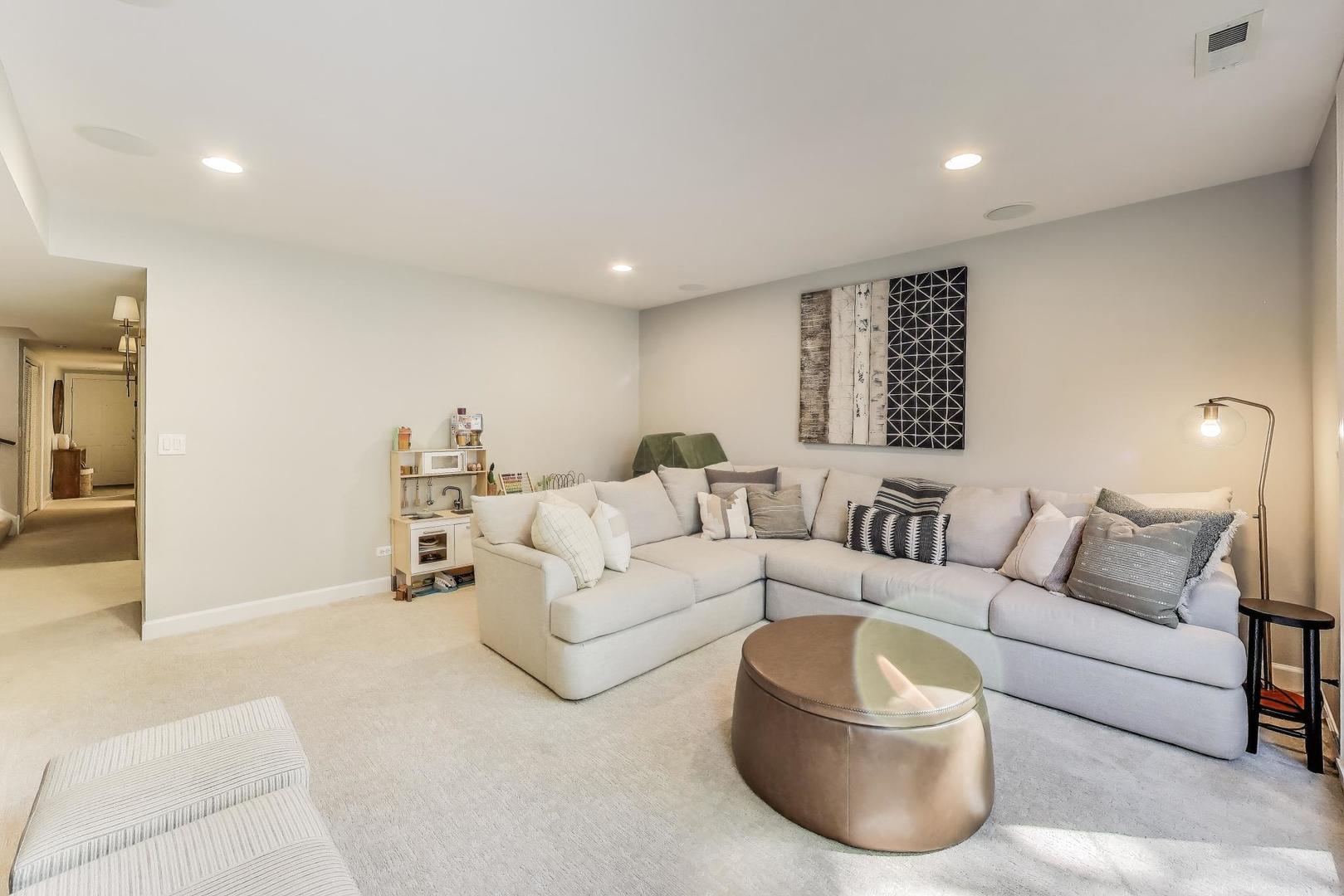1533 North Cleveland Avenue, Unit 1S Chicago, IL 60610 - Photo 27 of 36 a living room with furniture